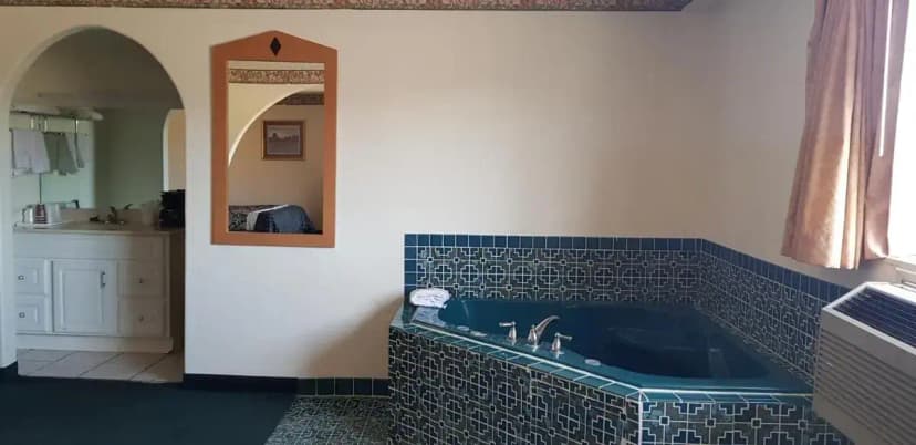 Hotels with jacuzzi in room in Globe