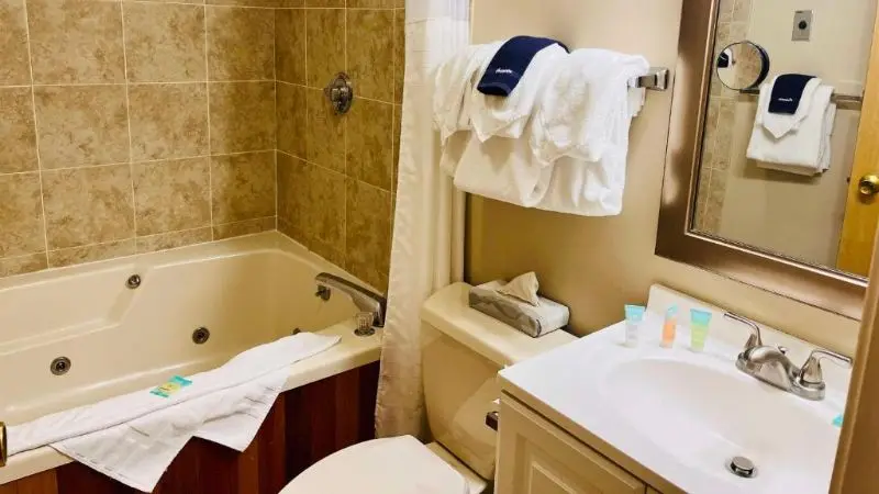 Hotels with jacuzzi in room in Bartlett
