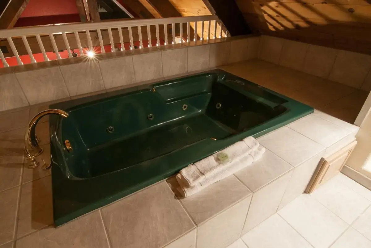 In-room hot tub at North Lake Villas in Carson City, NV