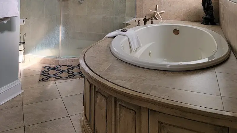 Hotels with jacuzzi in room in White Castle