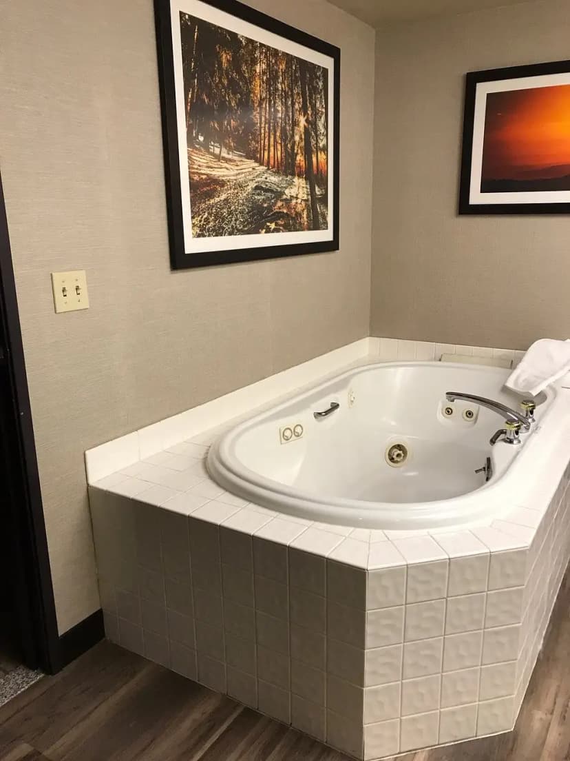 Hotels with jacuzzi in room in Sparks