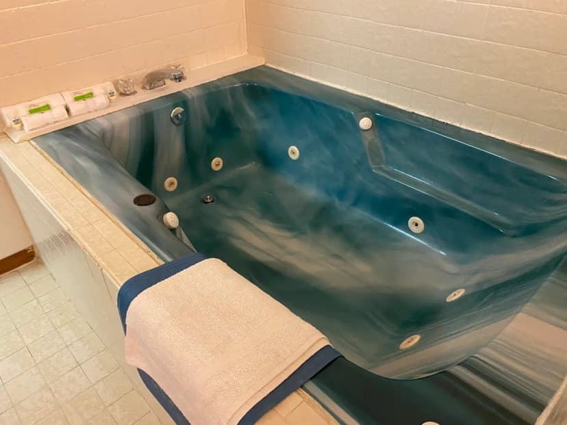 Hotels with jacuzzi in room in Oak Grove