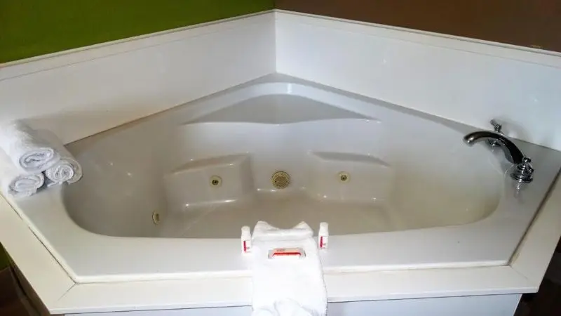 Hotels with jacuzzi in room in Claxton