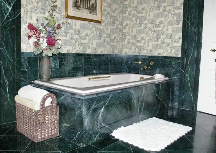 Oakcliff Bed and Breakfast — guest room