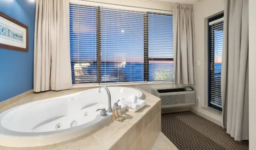Hotels with jacuzzi in room in White Rock