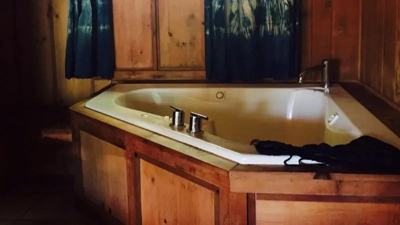 In-room hot tub at Ojai Rancho Inn in Ojai, CA