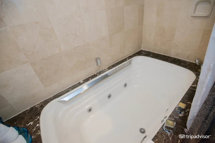 Hotels with jacuzzi in room in Broomfield