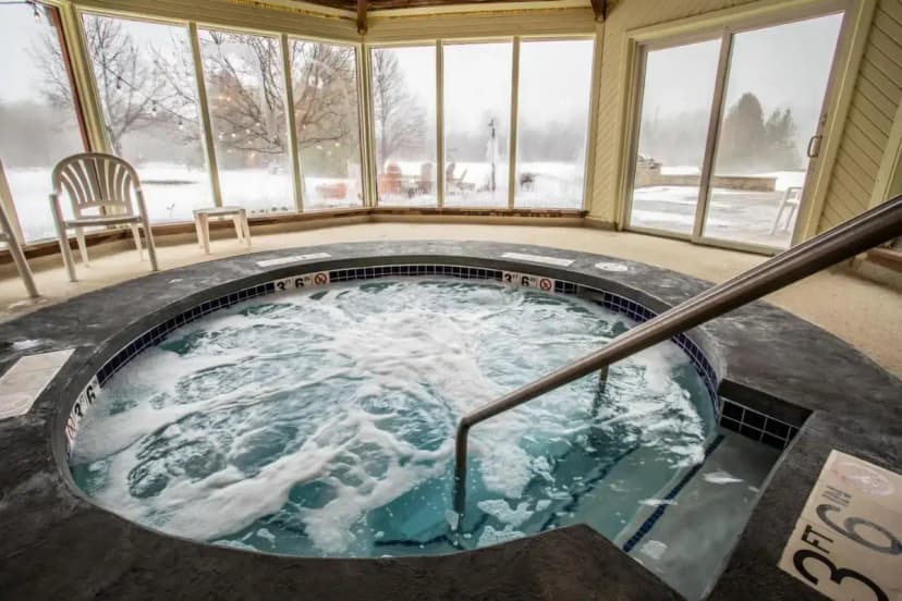 Hotels with jacuzzi in room in Sister Bay