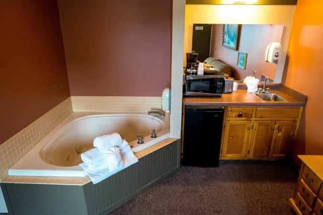 Jetted bathtub at Outback Roadhouse Motel and Suites