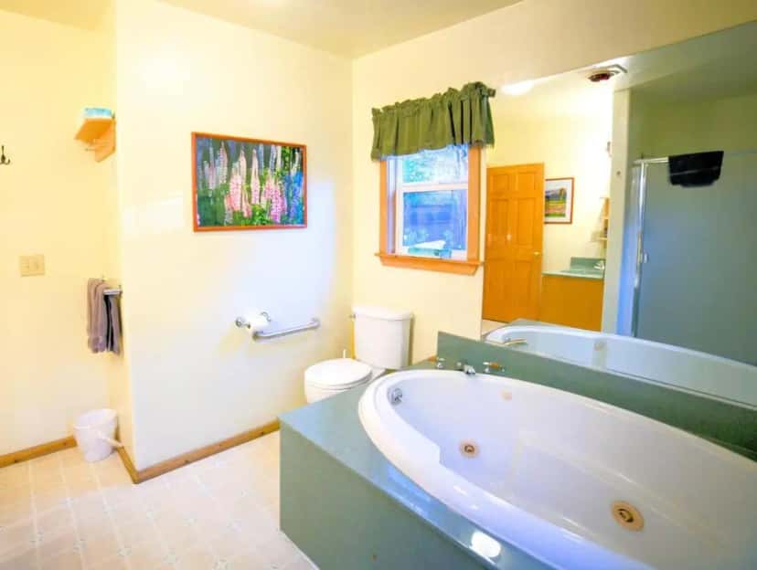 In-room hot tub at Outside Inn in Nevada City, CA