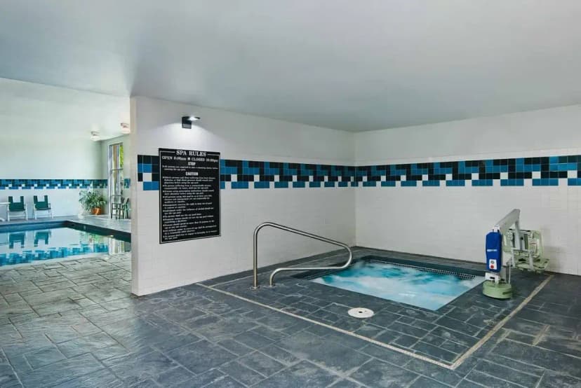 Hotels with jacuzzi in room in Yakima