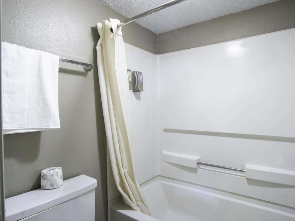 Deep soaking bathtub at OYO Hotel Hutchinson West 4th Ave