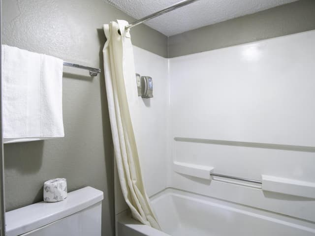 Deep soaking bathtub