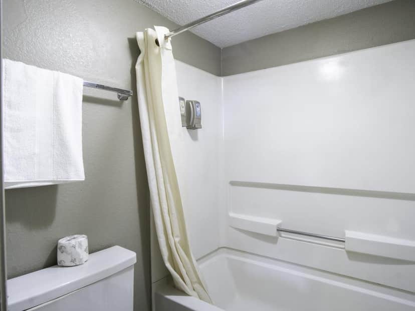Deep soaking bathtub at OYO Hotel Hutchinson West 4th Ave