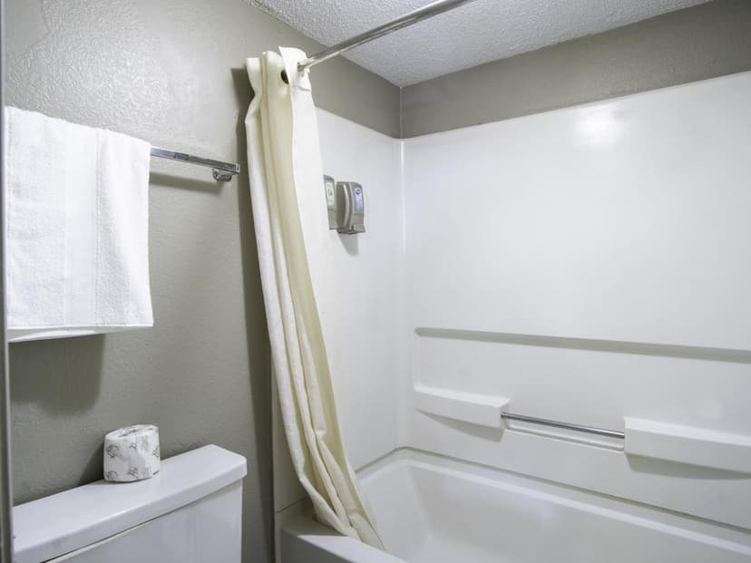 Hotels with jacuzzi in room in Hutchinson