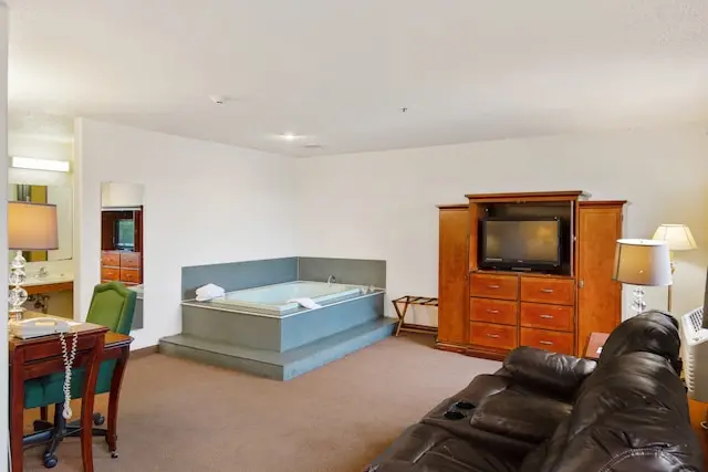 Hotels with jacuzzi in room in Portage
