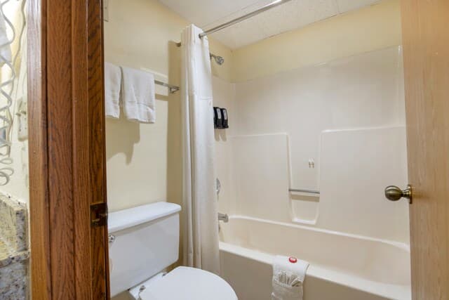 Deep soaking bathtub