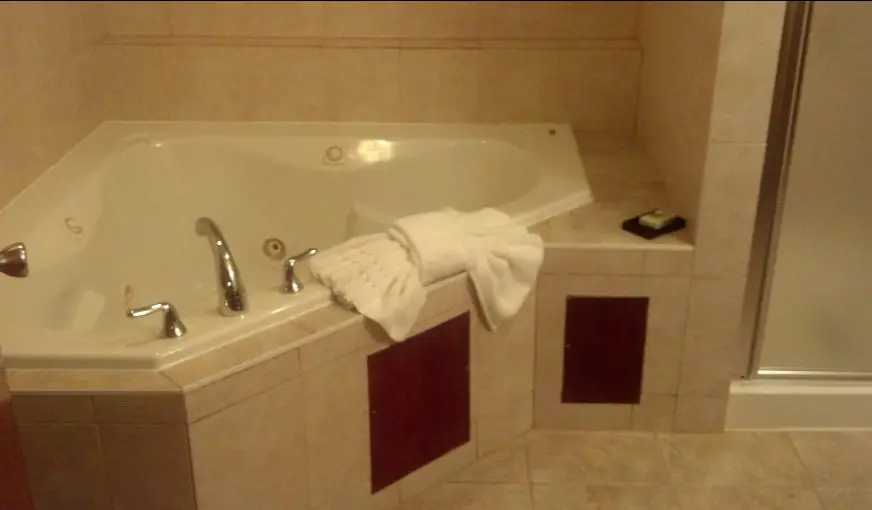 In-room hot tub at Pacer Inn & Suites Motel in Delaware, OH