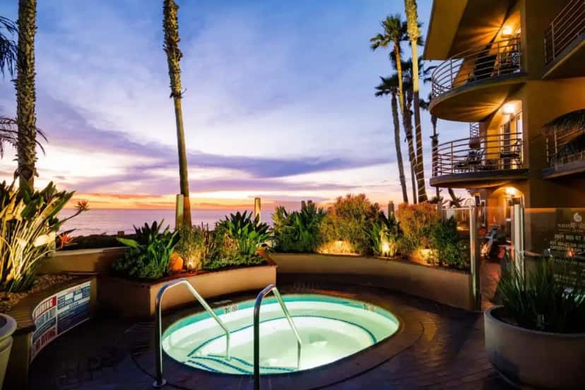 Hotel with a hot tub in San Diego, CA