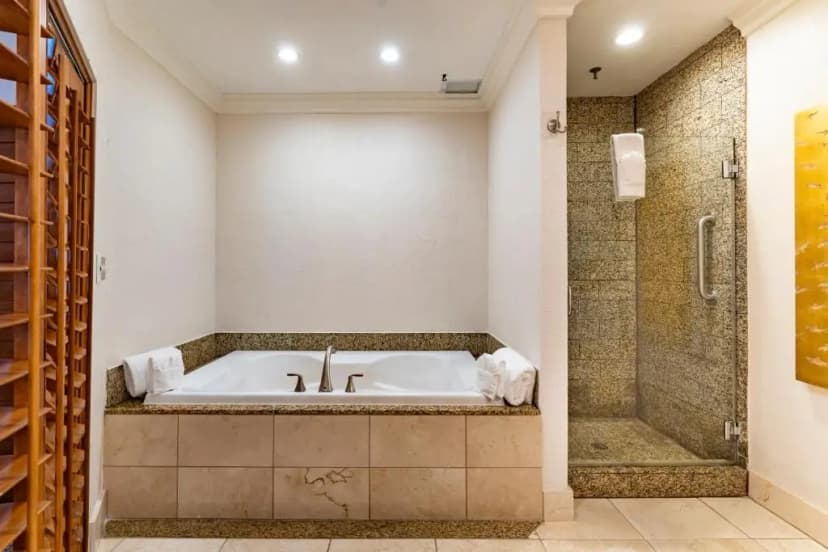 Hotels with jacuzzi in room in San Diego