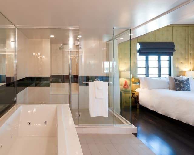 Jetted bathtub