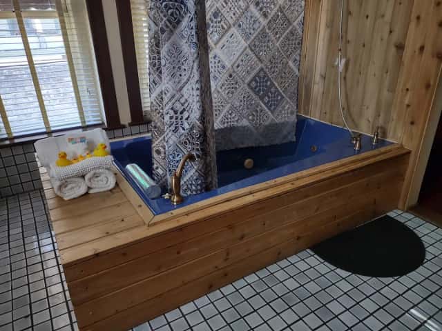 Deep soaking bathtub