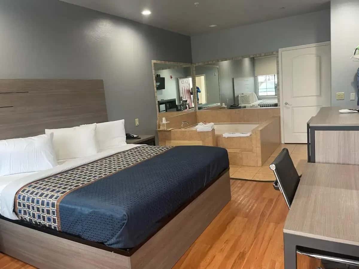 In-room hot tub at Palace Inn - Baytown I-10 in Baytown, TX