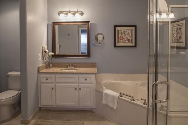 Deep soaking bathtub
