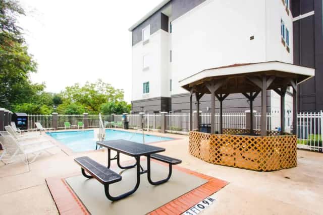 Palacio Royale Inn Signature — guest room