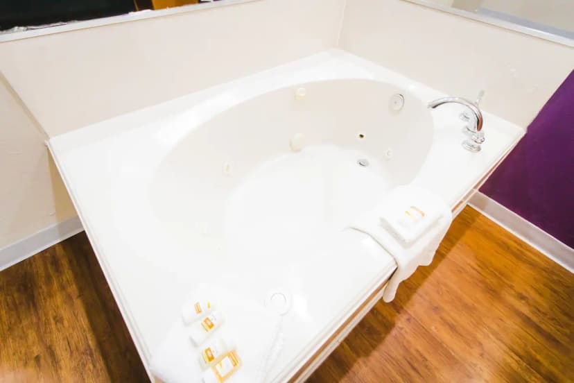 Hotels with jacuzzi in room in Katy