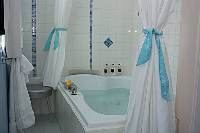 Deep soaking bathtub