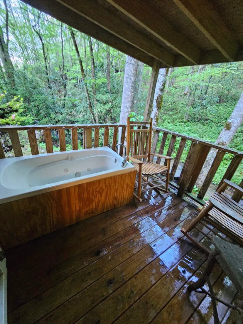 Hotels with jacuzzi in room in Cherokee
