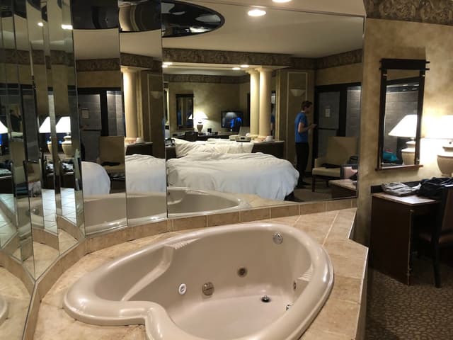 Jetted bathtub