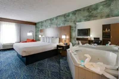 In-room hot tub at Park Grove Inn in Pigeon Forge, TN