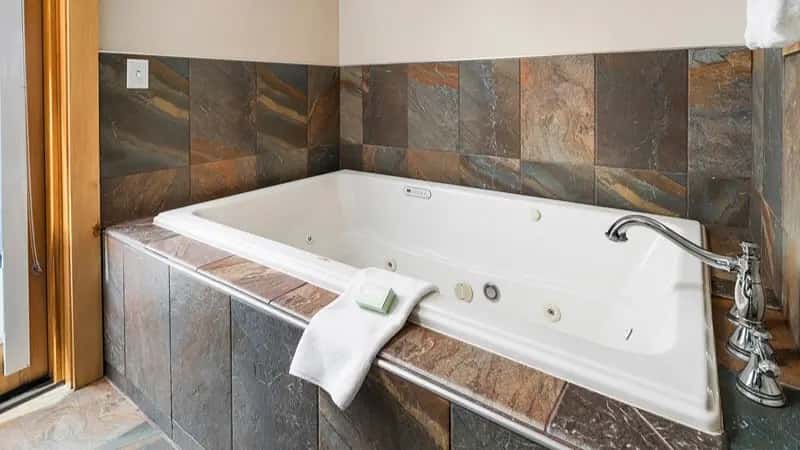 In-room hot tub at Park Point Marina Inn in Duluth, MN