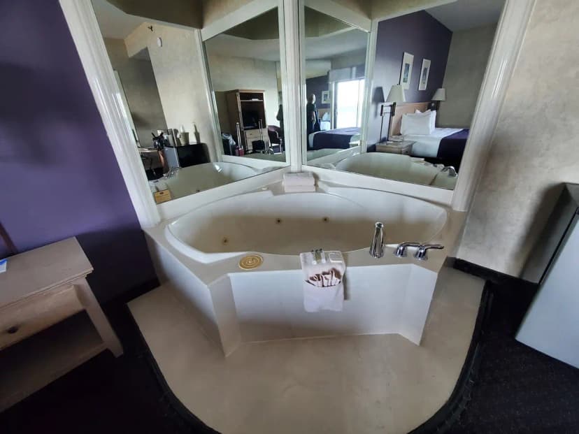 Hotels with jacuzzi in room in Traverse City