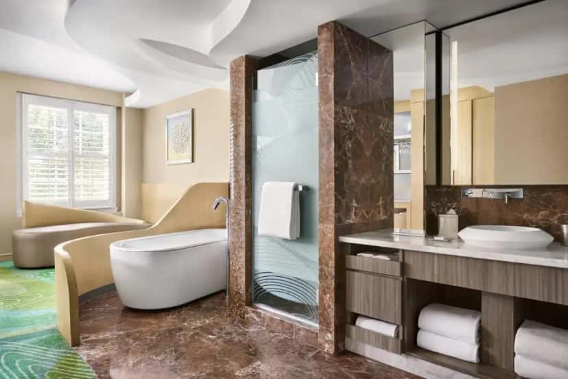 Deep soaking tub at Pasadena Hotel & Pool in Pasadena, CA