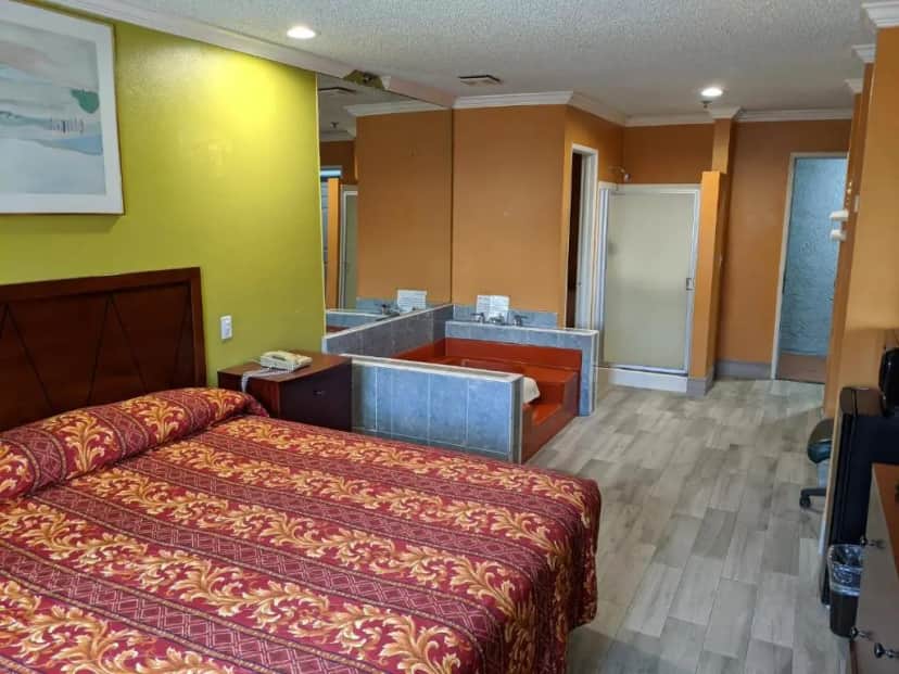 Passport Inn & Suites hotel photo 1 in Corona, California