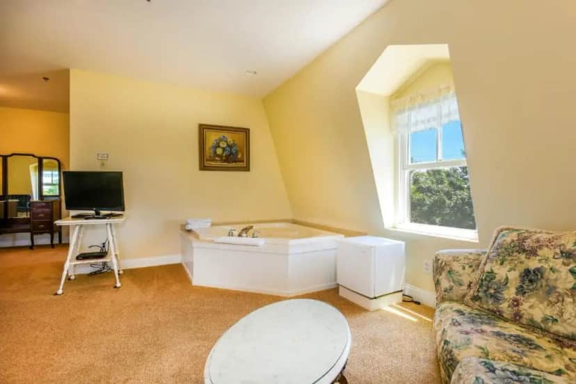 Private in-room jacuzzi tub in the King Suite with Sea View at Payne's Harbor View Inn