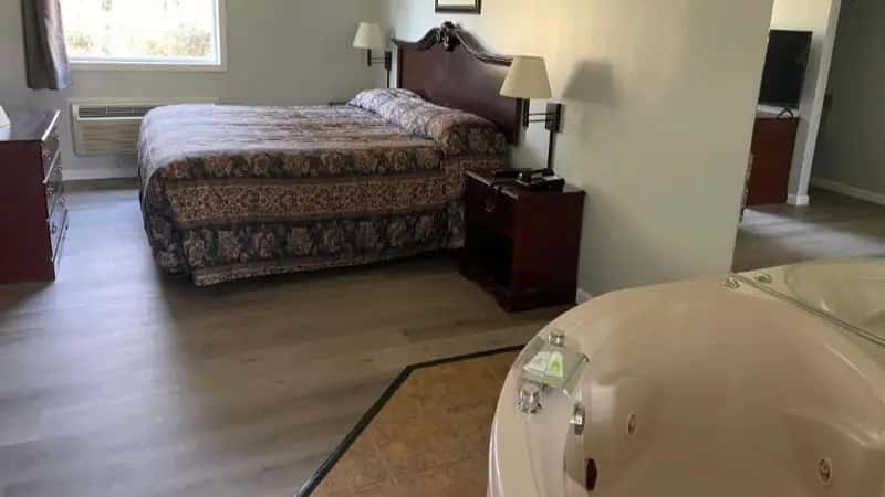 In-room hot tub at Perry-O Inn & Suites in Perryopolis, PA