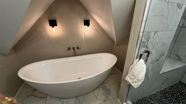 Deep soaking bathtub