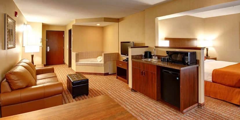 Phoenix Inn Suites Albany — suite