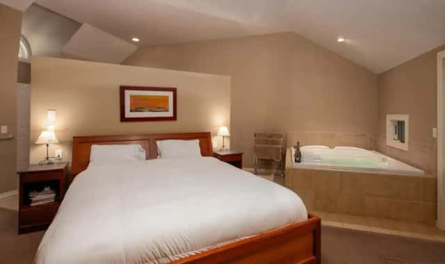 Pigeon Creek Inn — guest room