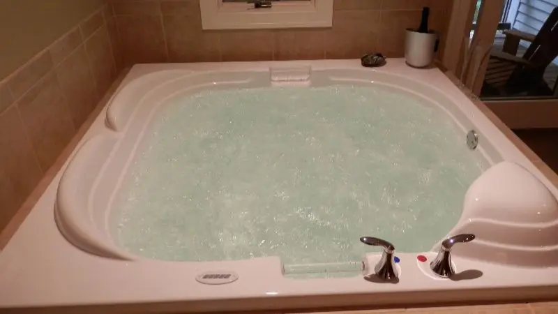 In-room hot tub at Pigeon Creek Inn in Holland, MI