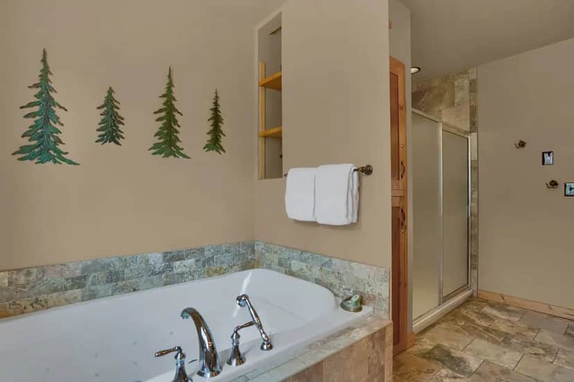 Pikes Peak Guest Cabin at Rocky Mountain Lodge hotel photo 1 in Cascade, Colorado