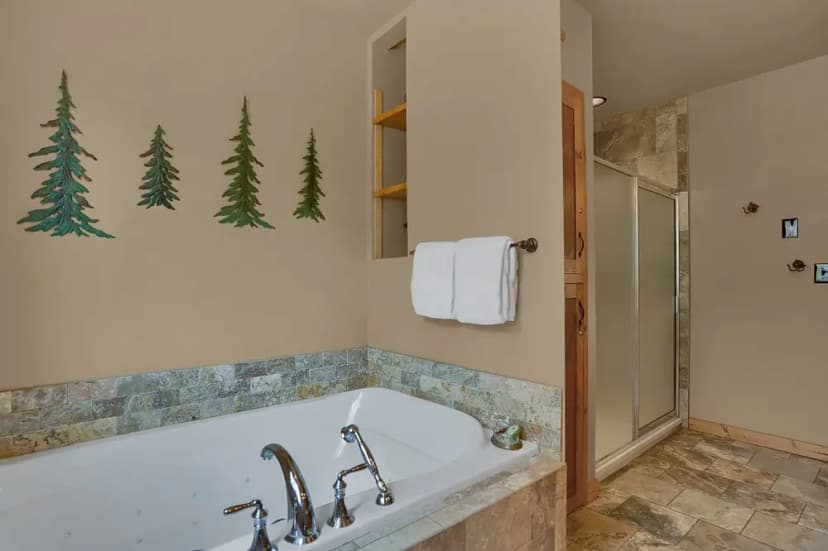 Hotels with jacuzzi in room in Cascade