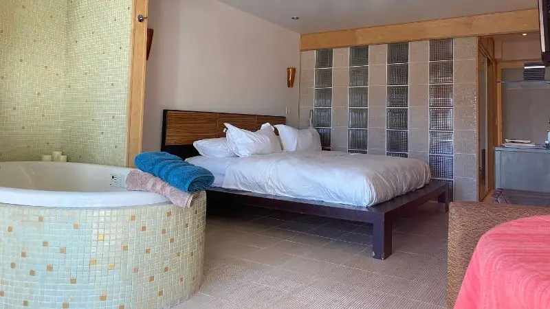 Hotels with jacuzzi in room in Woodland Park