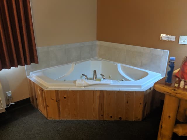 Jetted bathtub