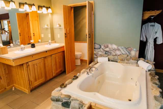 Jetted bathtub at Pine River Ranch