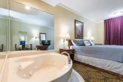 In-room hot tub at Plantation Oaks Suites & Inn in Millington, TN